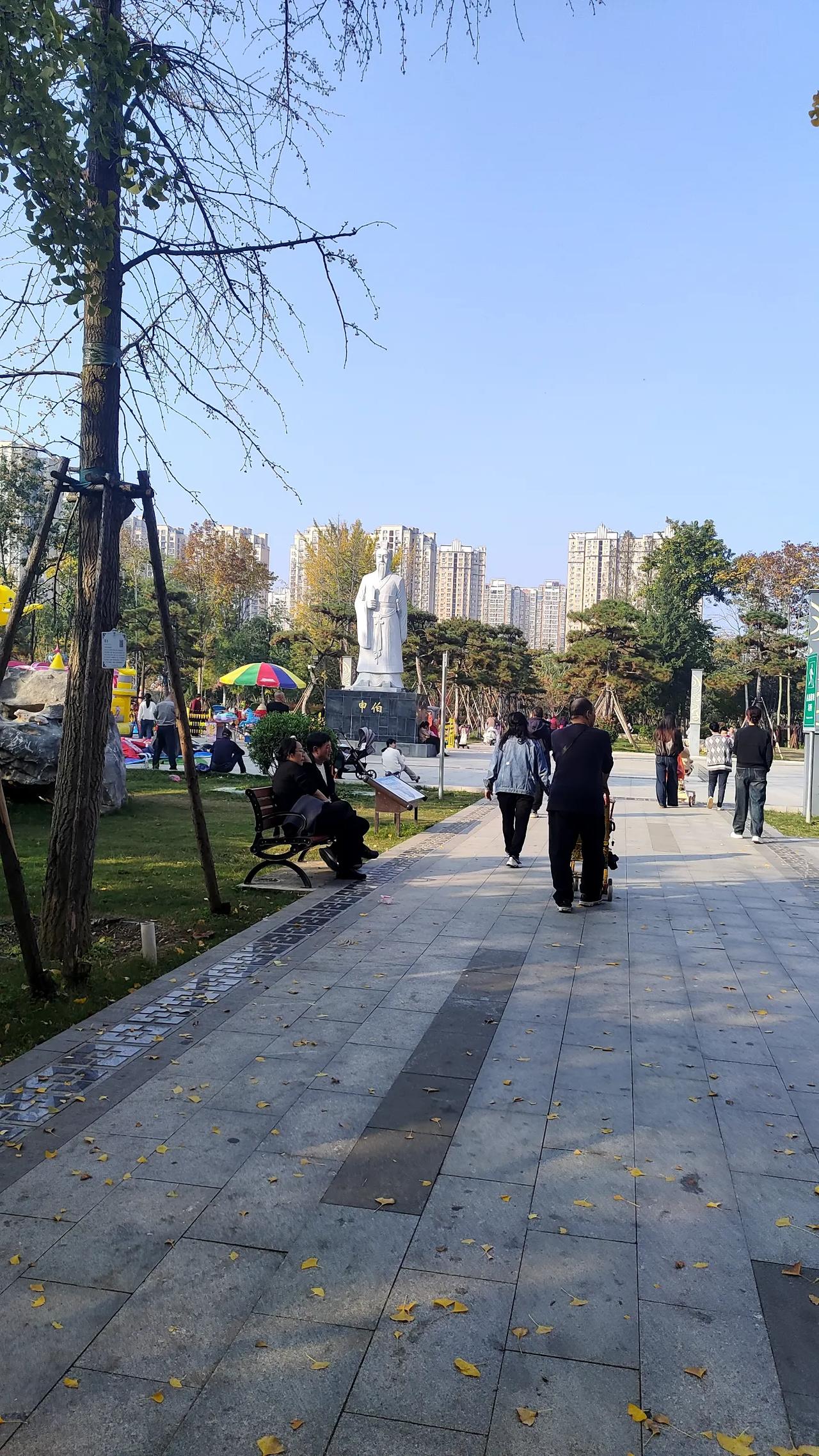 南阳申伯公园不知道大家都去逛过没？昨天重阳节原本打算去独山看看，上祖师宫上柱香哩