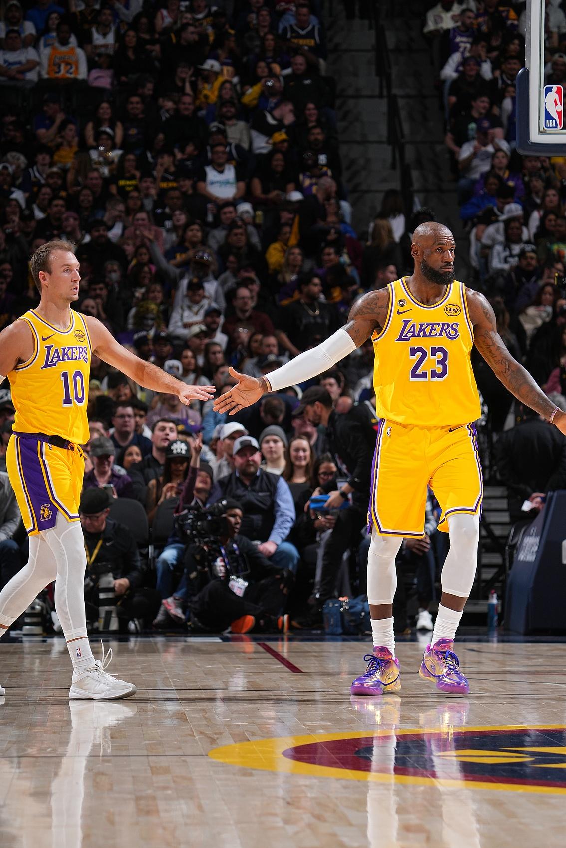 肯纳德把小里弗斯的身价打没了。湖人现在的三巨头是，詹姆斯、肯纳德、斯玛特，肯纳德