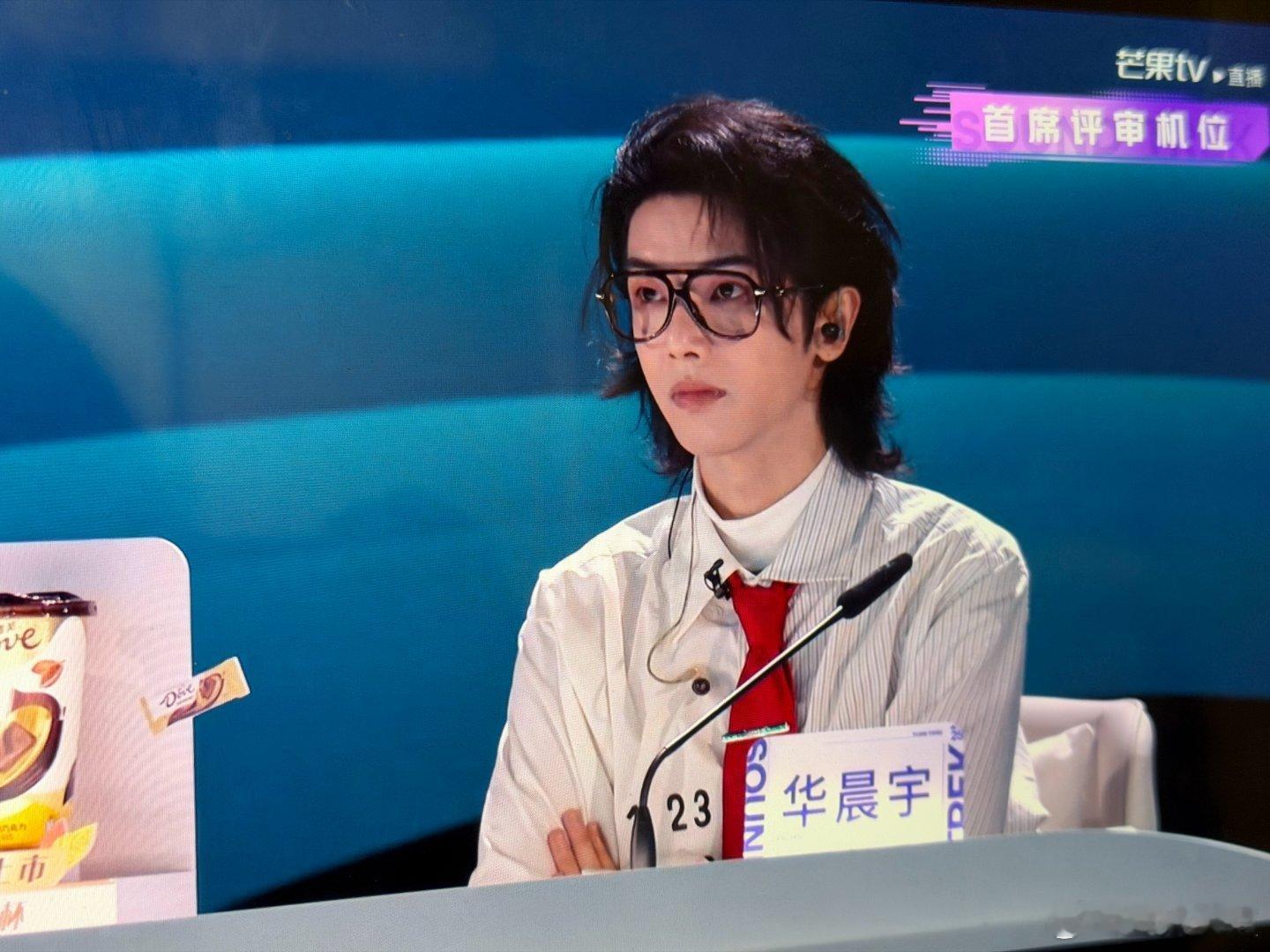 节目组听劝天花板！华晨宇导师专属机位安排上了！直播中他认真记录、细致点评，每一个