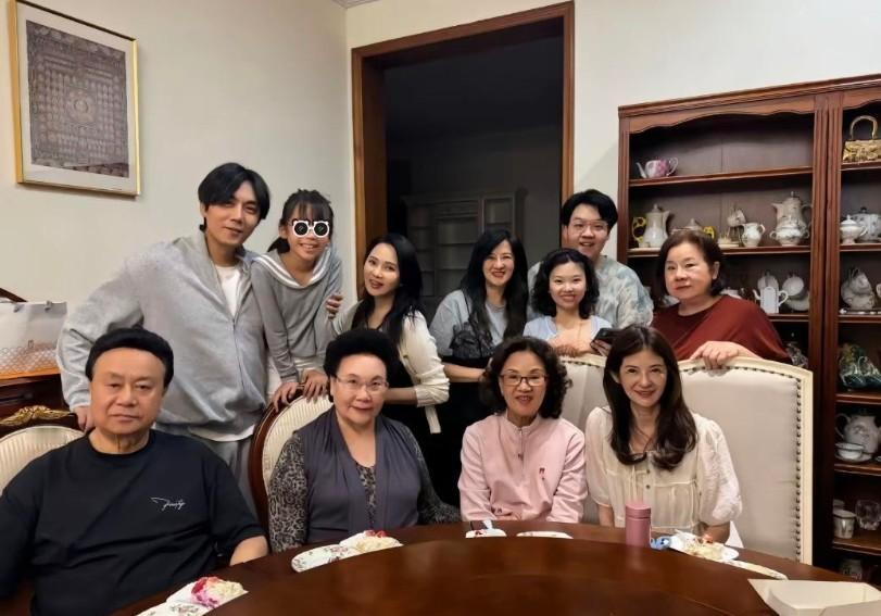 57岁伊能静登央视春晚，婆家直接炸锅了57岁收到央视春晚邀请，伊能静这份体