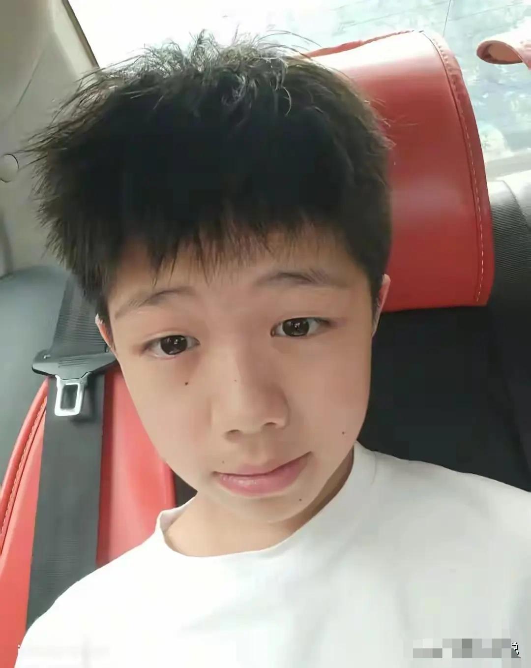 湖南一名14岁男孩与两个朋友骑摩托车深夜出门后未归，父亲却没联系前妻或四处寻找，