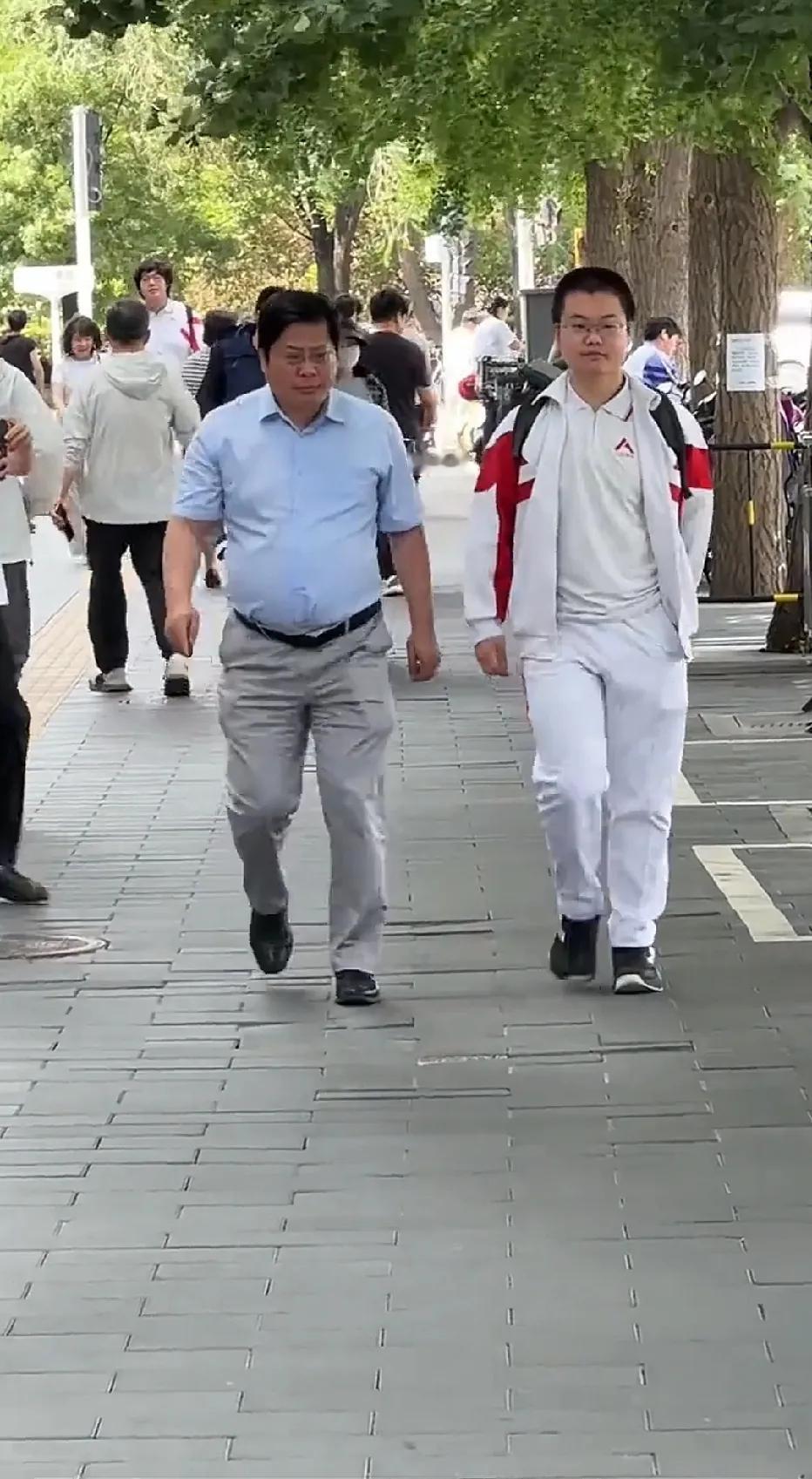 这几天刷到太多人大附中的孩子，以及送考的家长，长见识了！感觉一个比一个厉害，孩子