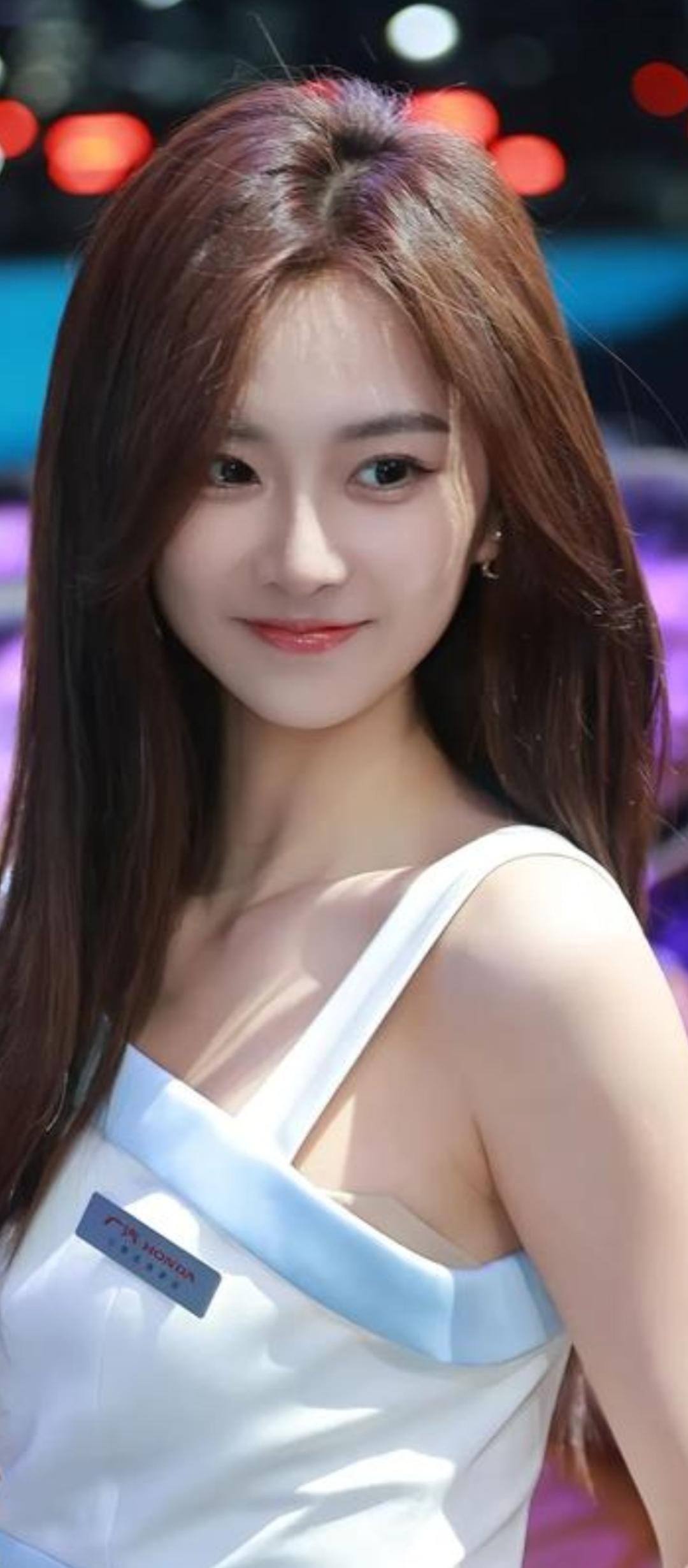 这姑娘真漂亮，笑容好甜！