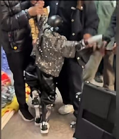 结束春晚的机器人累瘫了，像散架一样一动不动，被抬进泡沫箱子里面。