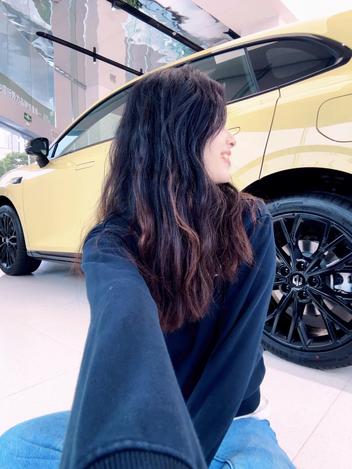 拍不到好角度，毅然坐在地板上！好在零跑门店的地板很干净～这个角度，是不是