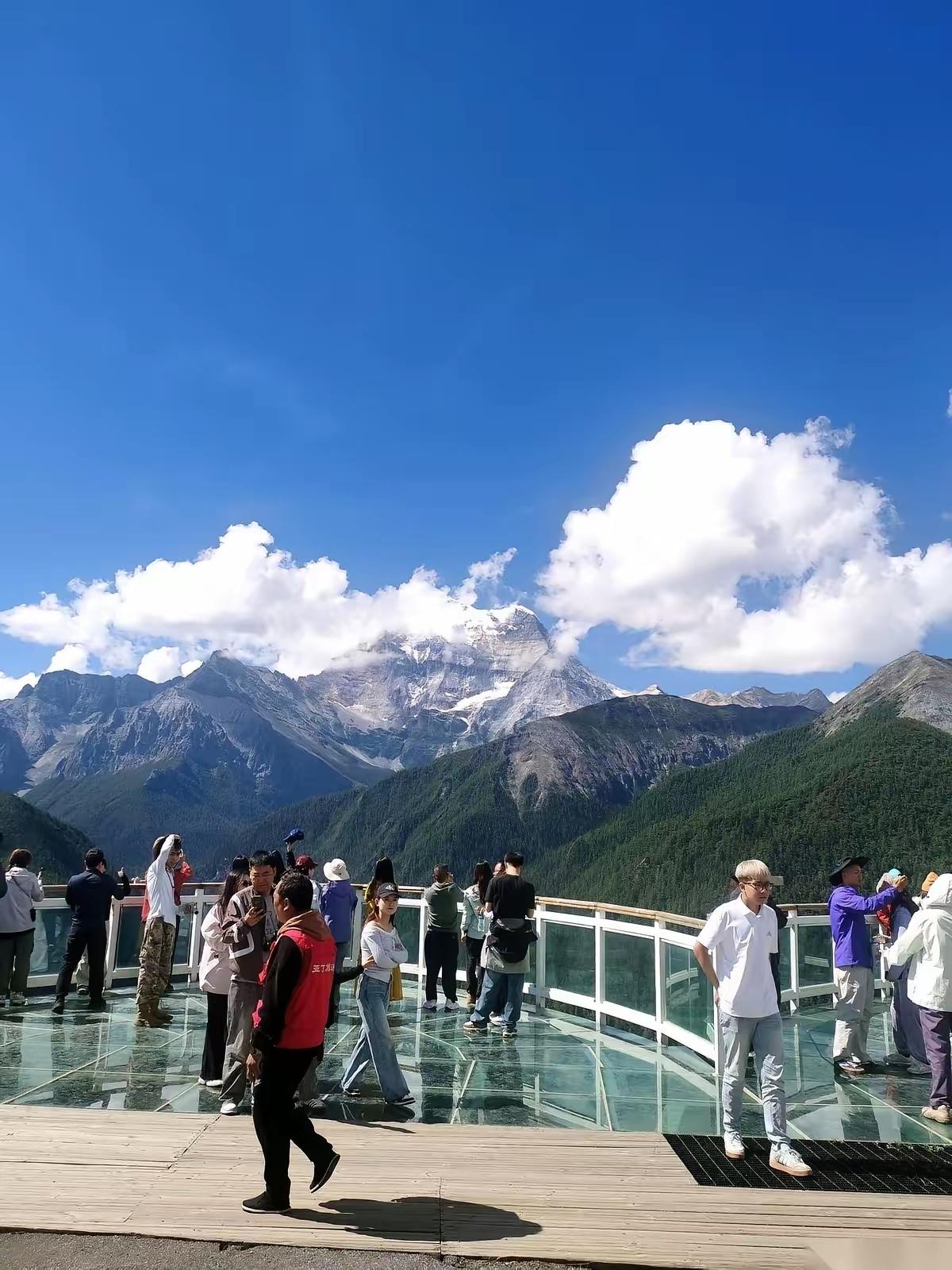 看到一位网友发的照片并讲述他们小两口在稻城亚丁的旅游感触，我真是深有体会。还