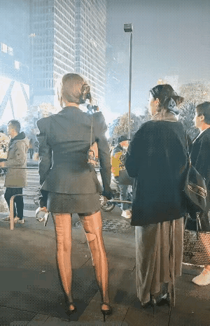 成都街头，怎么穿这么破的袜子？