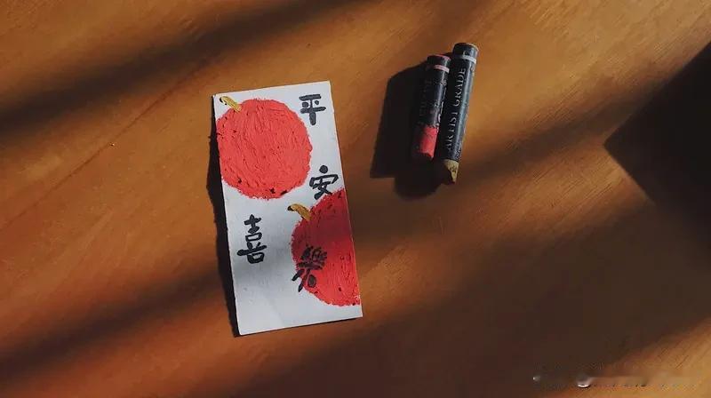 “年年顺顺利利”对“岁岁平平安安”确实工整又美好，仄起平收，寓意生活能一直安稳顺