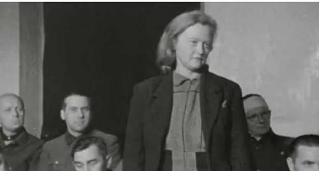 1951年，一名老人在参加宴会时，惊奇地发现一副皮手套上的图案，竟然是自己当年给