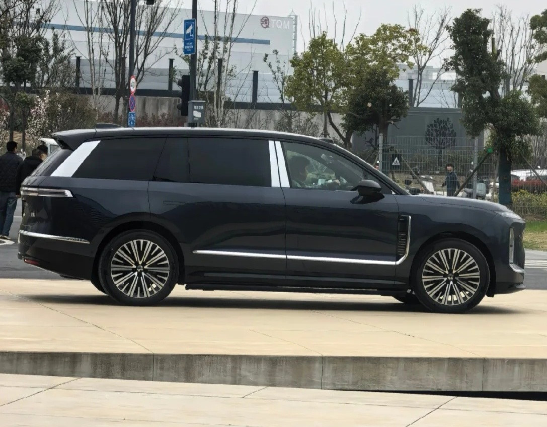 蔚来ES9是真大啊，气场看着能媲美仰望U8L了！