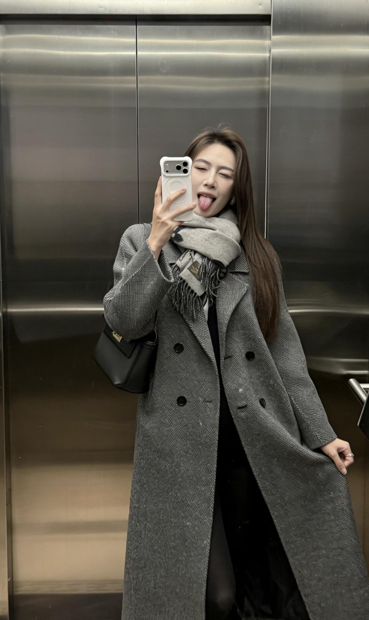 今日穿搭以灰色人字纹长款毛呢大衣为主调，内搭黑色修身打底，配上灰色流苏围巾、黑色