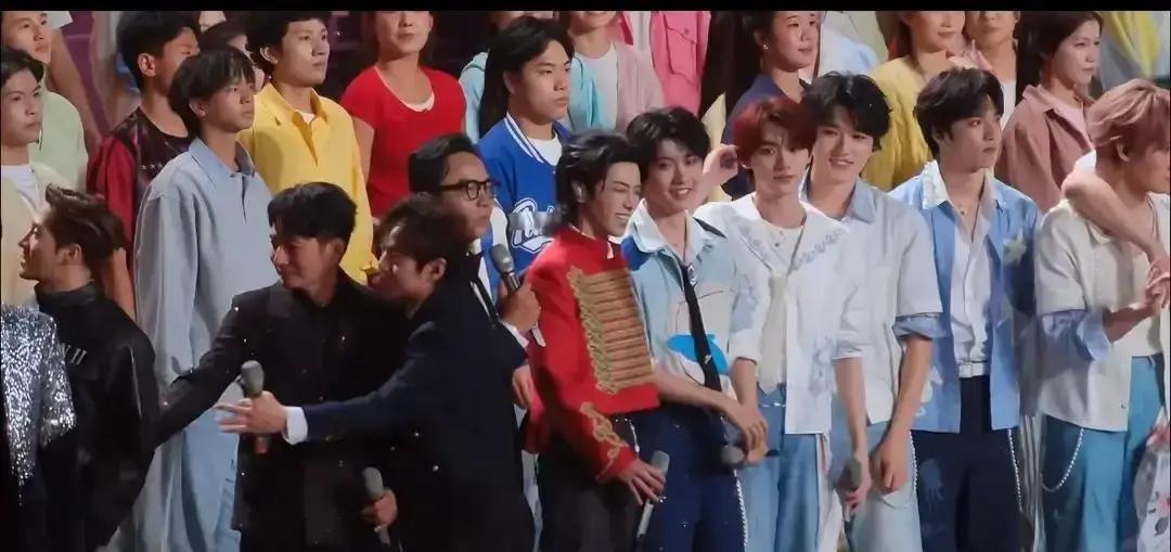 新人零点抢镜5秒，何炅退半步赢麻了湖南台跨年零点倒计时，何炅把王嘉尔往前一