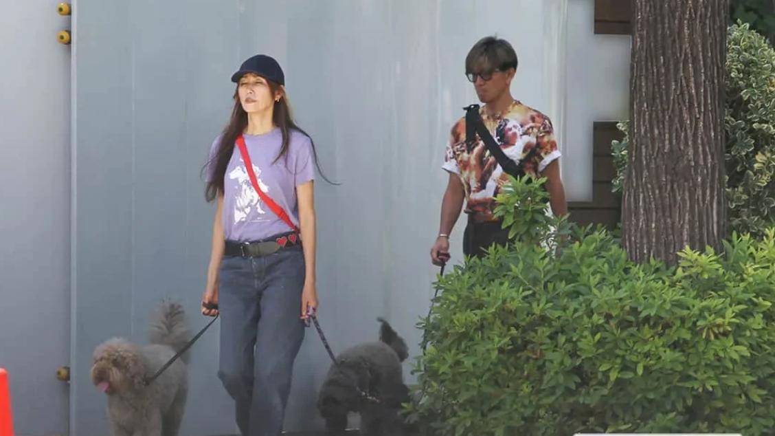 木村拓哉与妻子工藤静香一起外出遛狗，两人结婚二十多年，感情依旧很好
