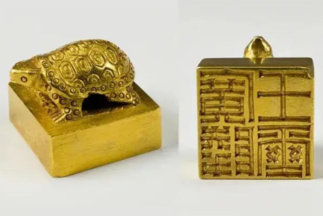 1981年，江苏扬州一农妇修路时，突然发现一枚金光闪闪的印章，哪知道，这印章却令