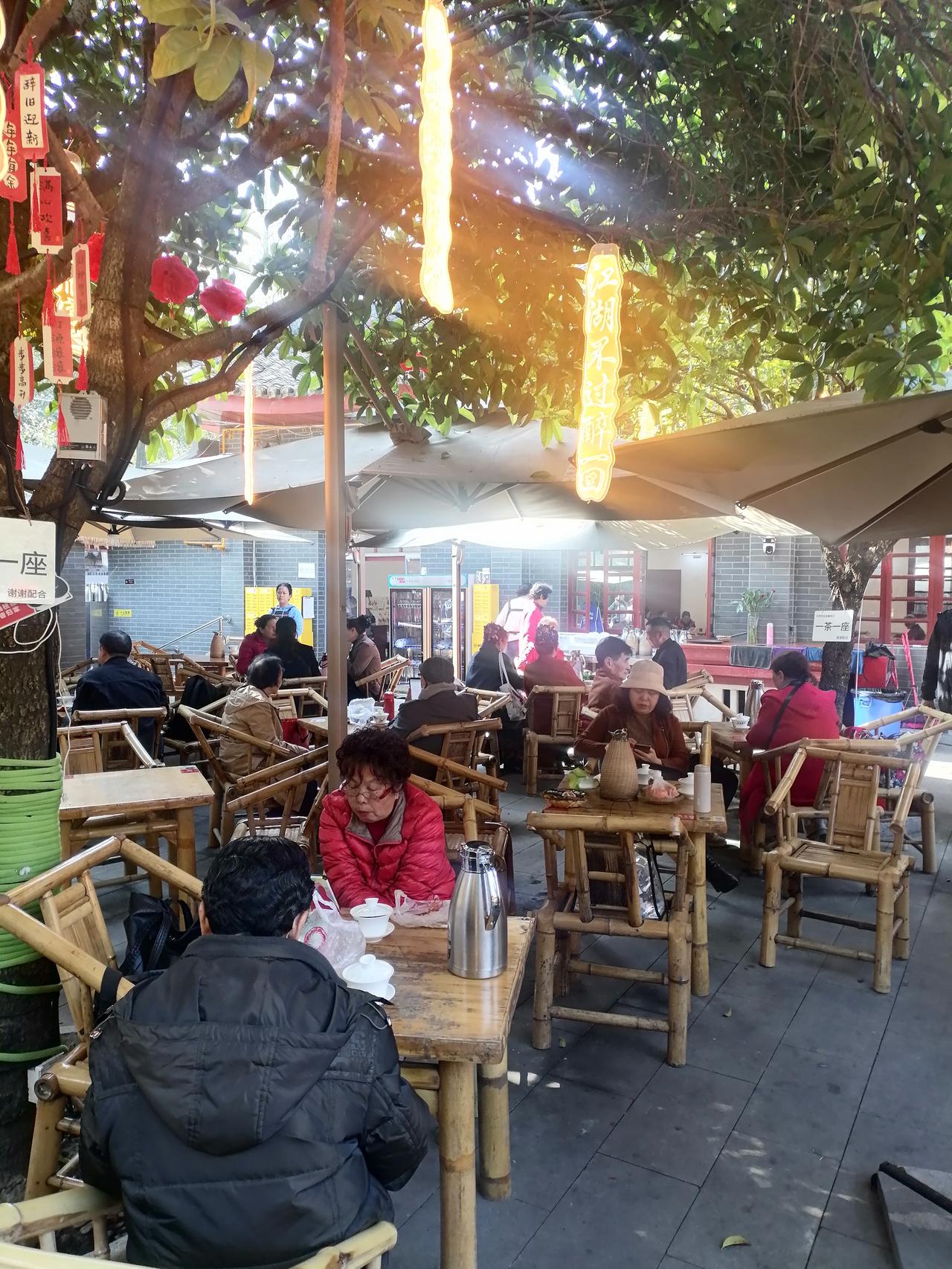 四川人的“闲情”浓缩在茶馆里面！四川的地方文化主要体现于茶馆文化。在