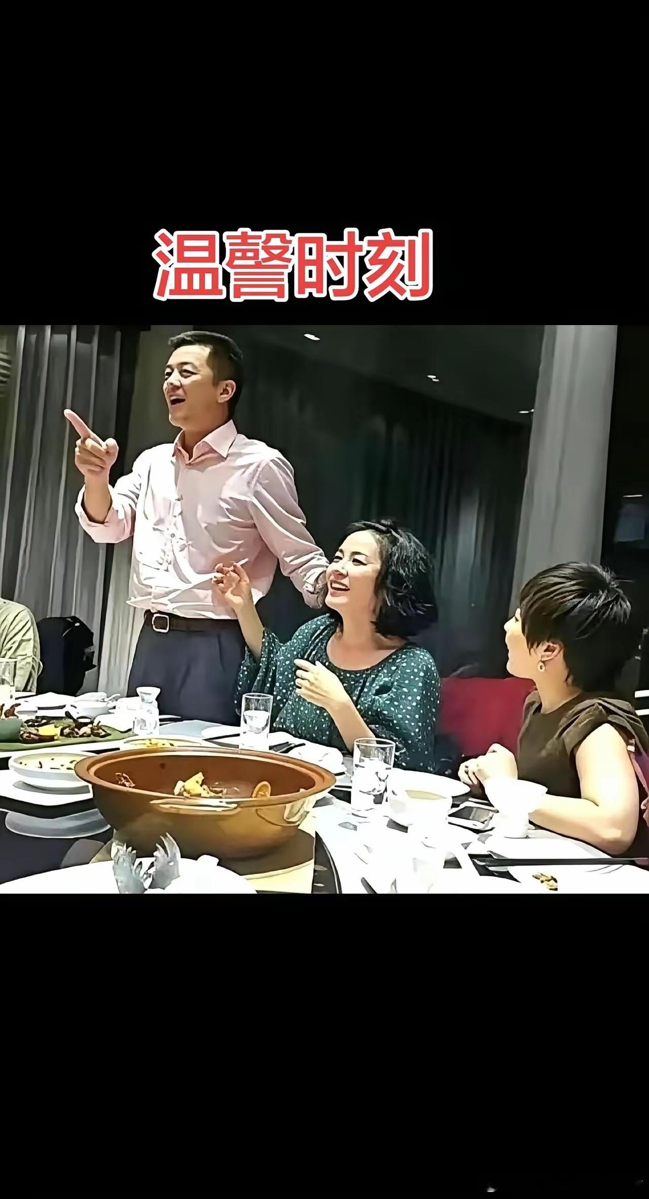 翻到李亚鹏生日宴老照片，他站着聊得正嗨，王菲夹着烟看他，刘嘉玲在旁乐。这画面太真
