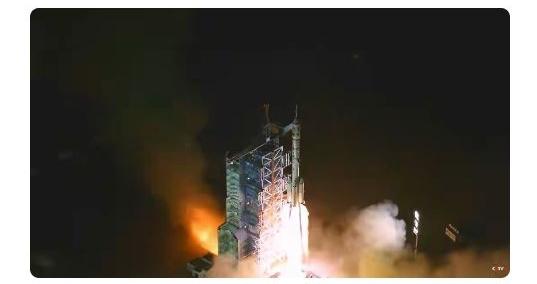 烈焰冲霄!神舟二十一号破封锁升空,中国2030载人登月:美国卡脖子的时代终结了!