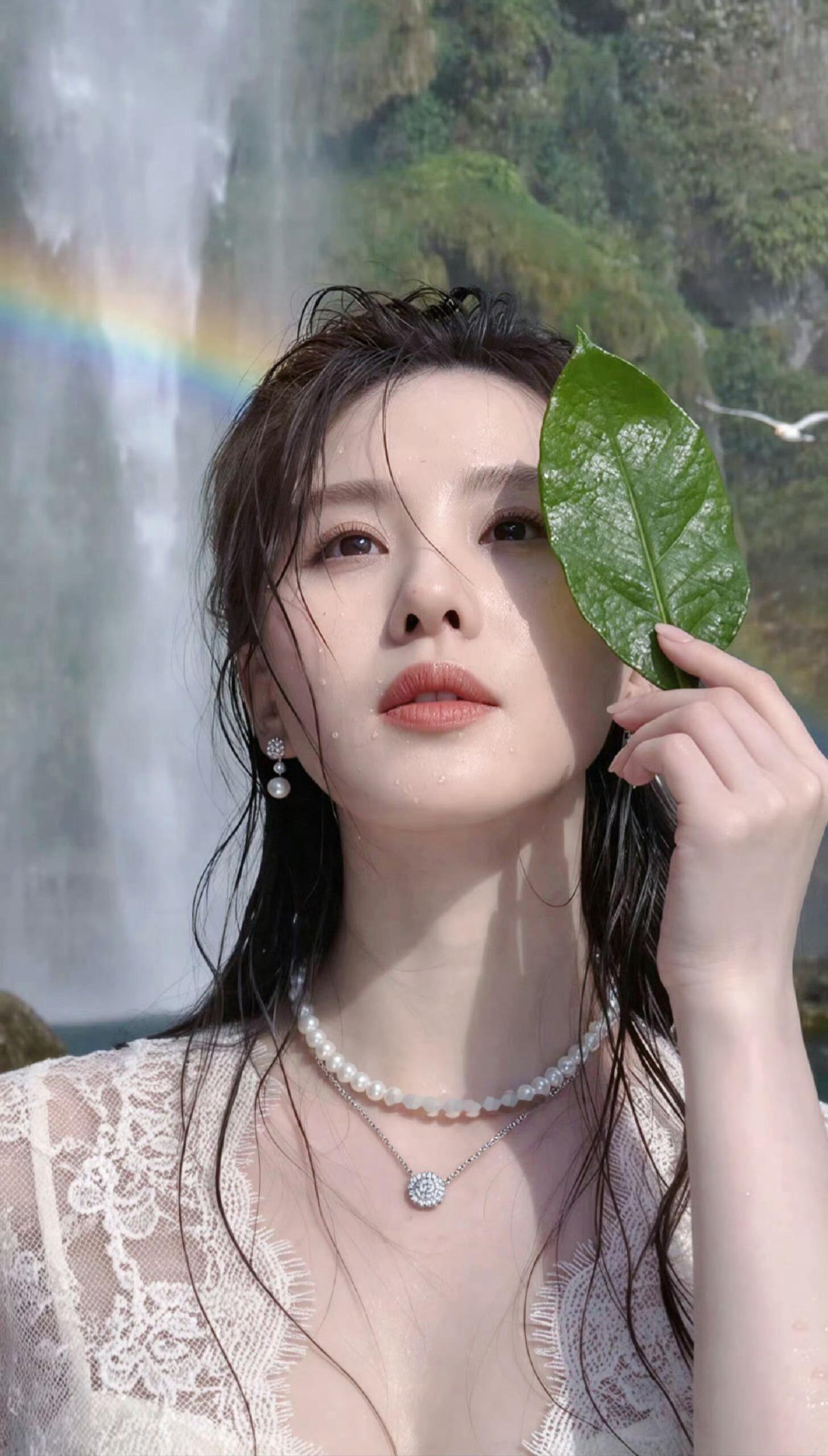 一张封神之刘诗诗脸上的水珠换成浓浓的爱意的话一定更棒了吧
