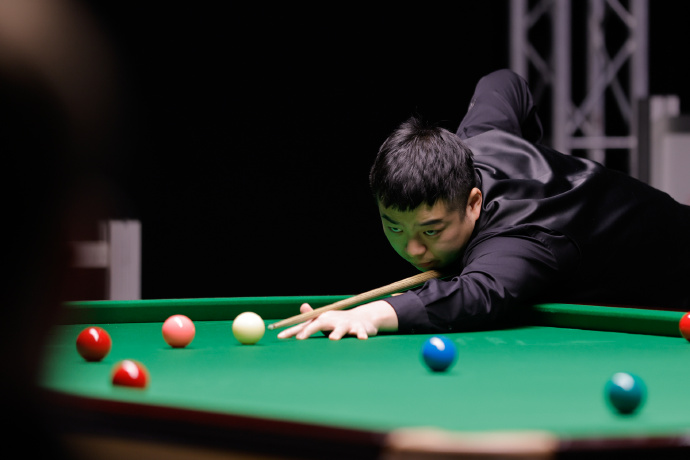 斯诺克世锦赛首轮第1阶段: 庞俊旭4-5落后尼尔-罗伯逊