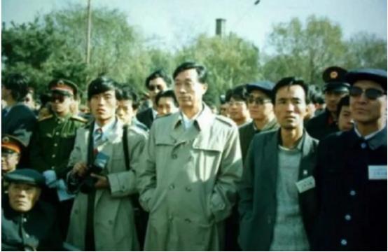 1993年11月24日拂晓，武迪生与自己的助手张力女士，临时决定乘坐直升机，前往