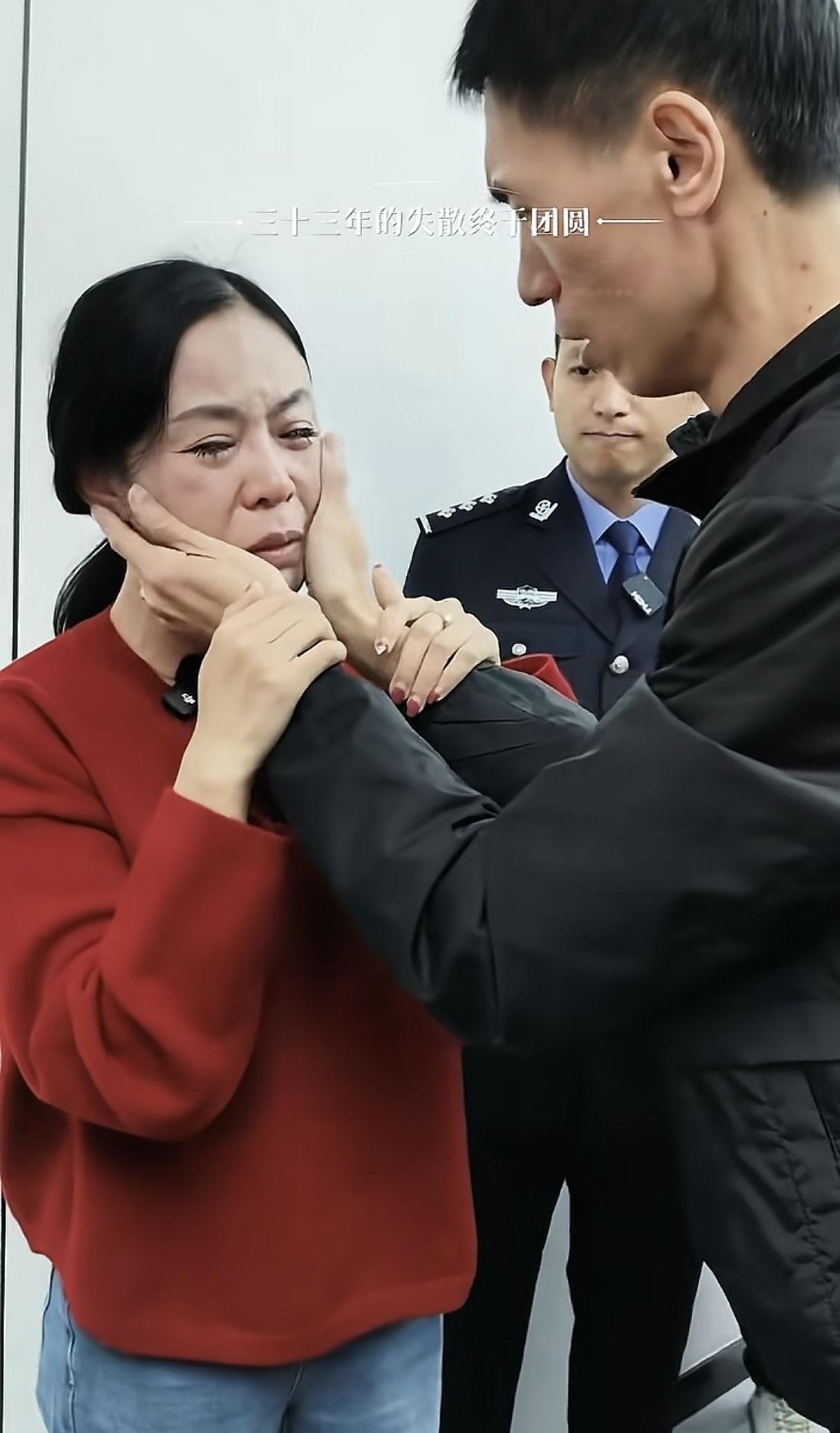 看见李鑫和姐姐见面的场景哭得稀里哗啦！李鑫记得很多事情！他记得老太婆把他骗走