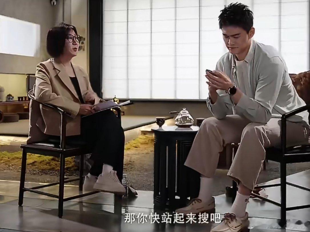 孙杨采访时突然开始点餐竟有如此不吃压力之人？！易立竞采访孙杨到一半，孙杨拿出手机