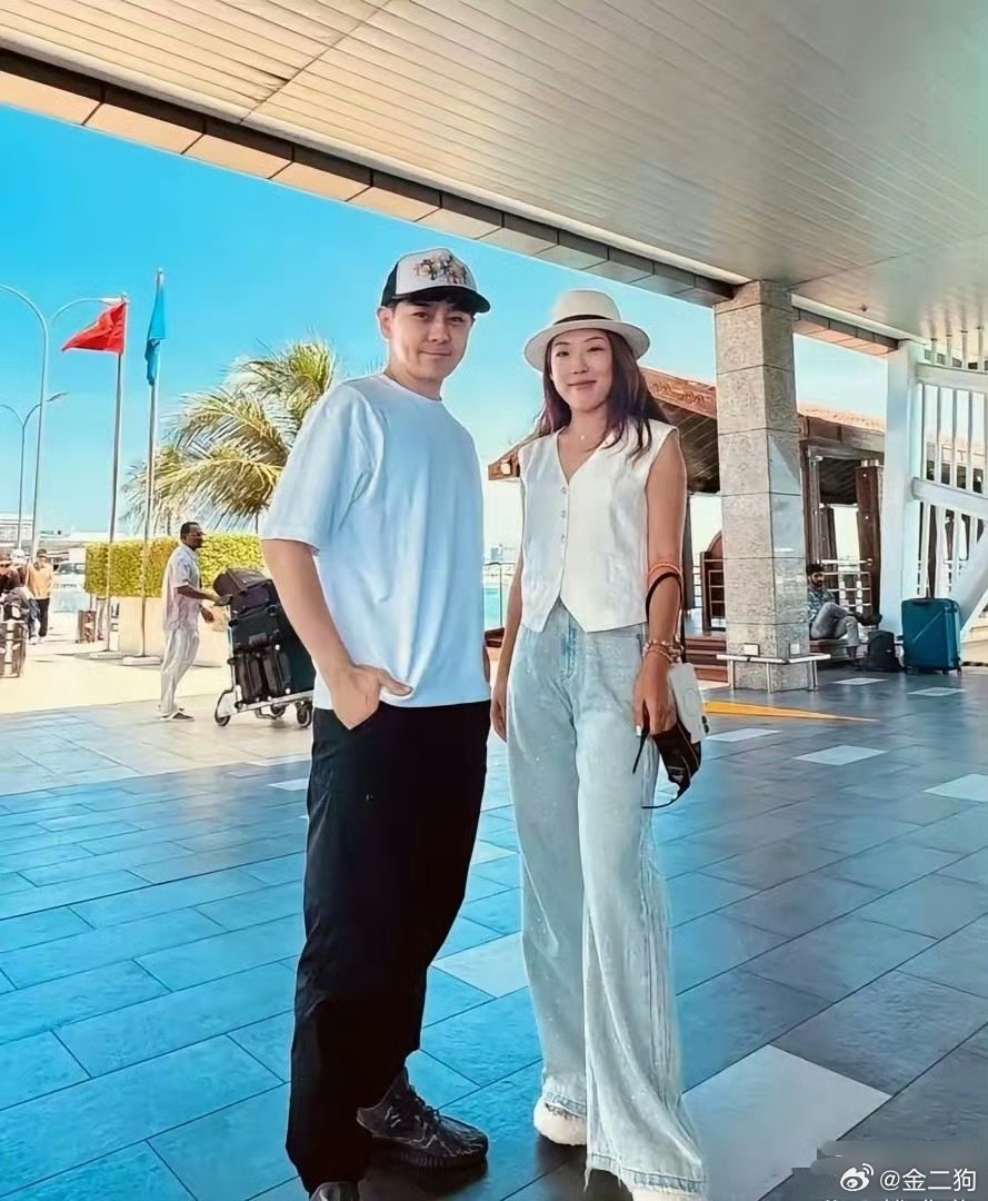 50岁林志颖马尔代夫度假被偶遇，生图状态引发热议。镜头下的他黑眼圈很重，面容略显疲惫，沧桑感藏不住，