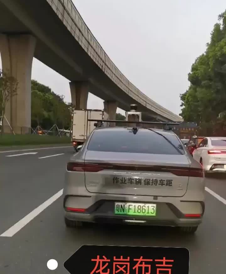 “深圳各大区域出现这款不一样的车”“24小时在路上跑”“万能的网友们