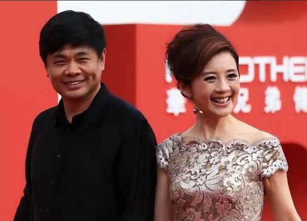 2004年，亿万富翁丁健对妻子说道：“给你一个亿，我们离婚吧，我爱上别人了。”妻