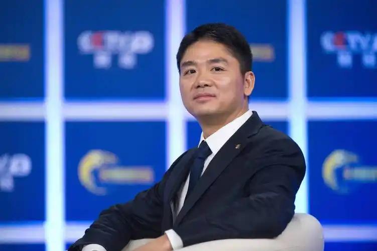 2009年，京东内部出现激烈争议，高管集体反对刘强东，员工也表现出焦急情绪，起因