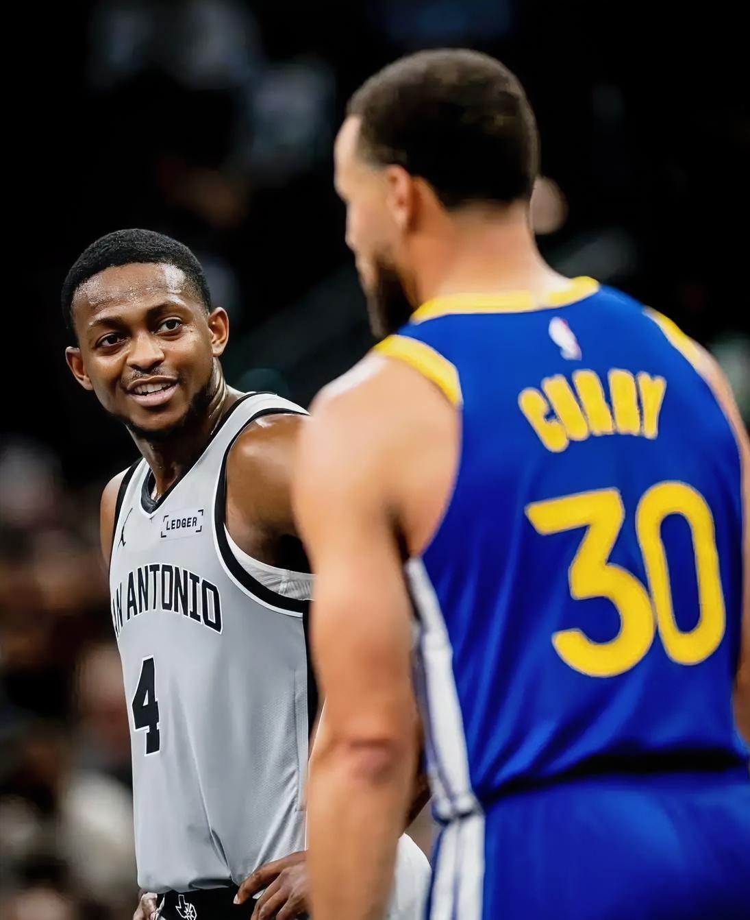 离谱决策！福克斯关键球无视核心引众怒！谁看了不说一句离谱！比赛最后时刻马刺还领