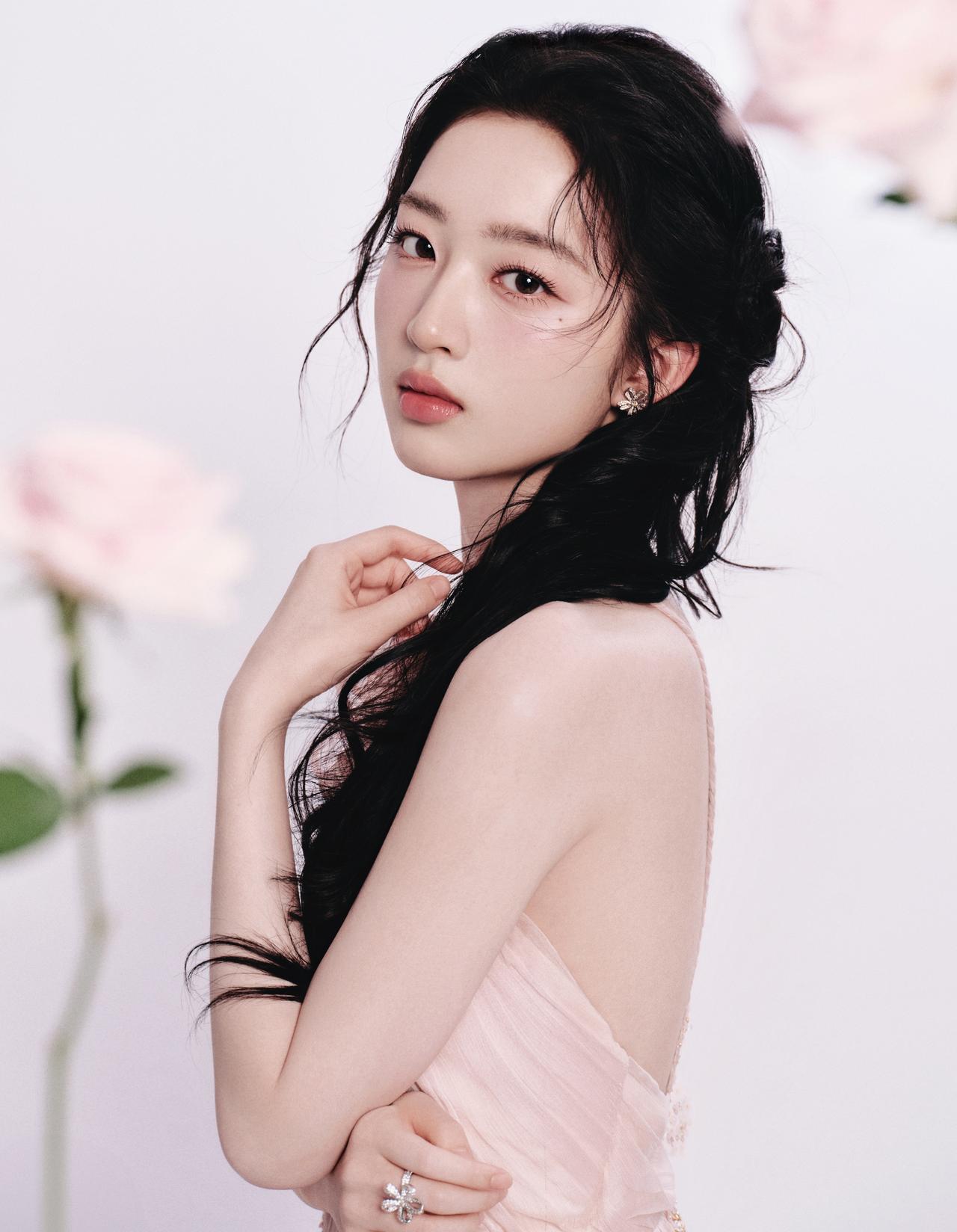 邓恩熙淡颜系天花板，这套玫瑰妆造温婉又灵气