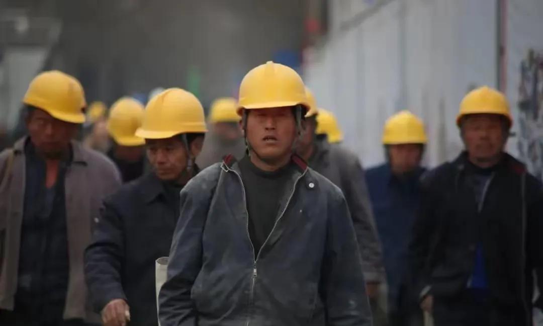 黄帽：工地建筑工人。蓝帽：安全作业员兼监工。红帽：工地分段包工头。白帽：工