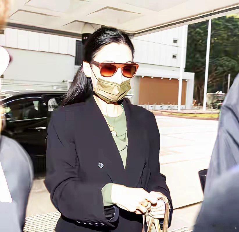 瓜料实锤！12月5号上午9点15分，港媒蹲到了现身香港高等法院的张柏芝！她穿一身