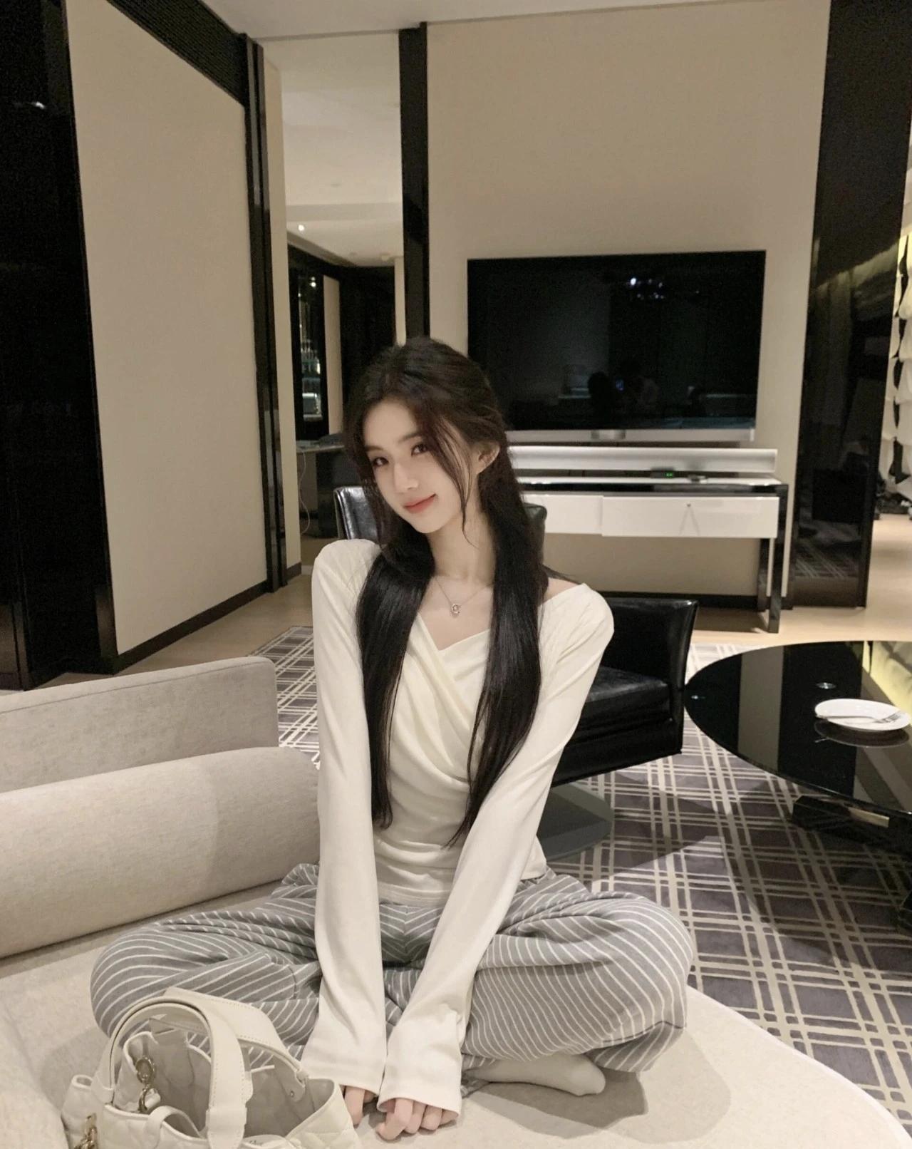 米白上衣配条纹阔腿裤，把舒适和温柔揉进慵懒的宅家时刻。柔和的灯光里，松弛感就是今