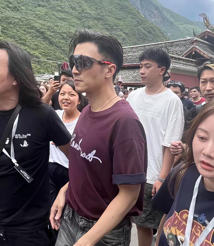 谢霆锋是不是觉得自己这样很酷很帅呀！每次在镜头前都是这种大背头，大墨镜的形象。一
