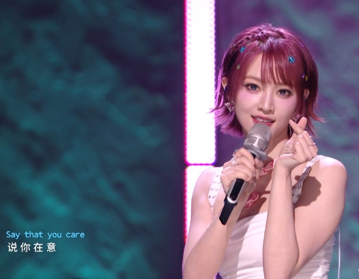 黄灿灿表情黄灿灿在直播中因突发赛制规则导致获胜后露出的懵圈表情引发热议，被网友