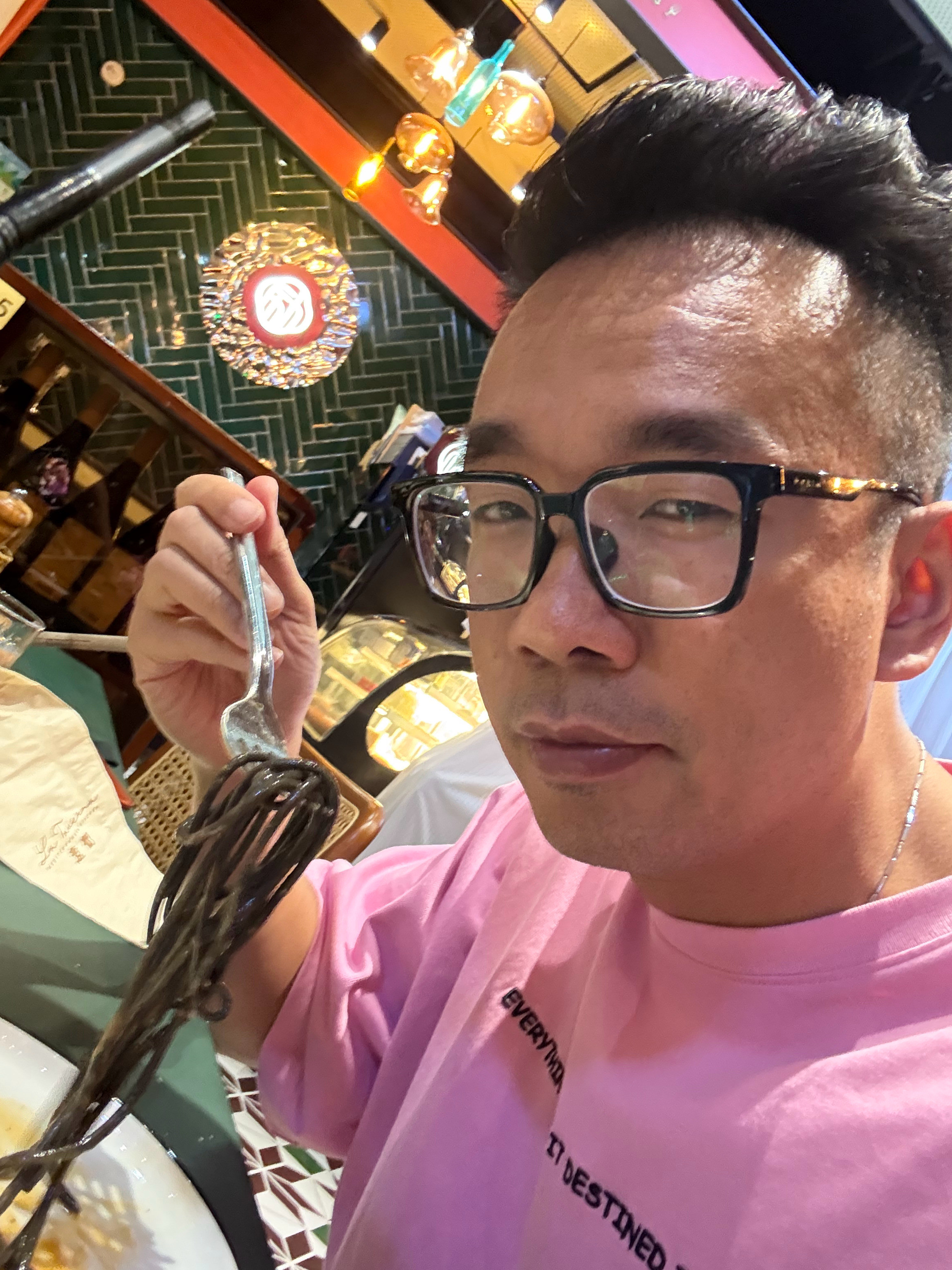 这盘蚬子端上来，视觉嗅觉先被征服！黄澄澄的汤汁咕嘟着，新鲜肥美的蚬壳像花瓣一样绽