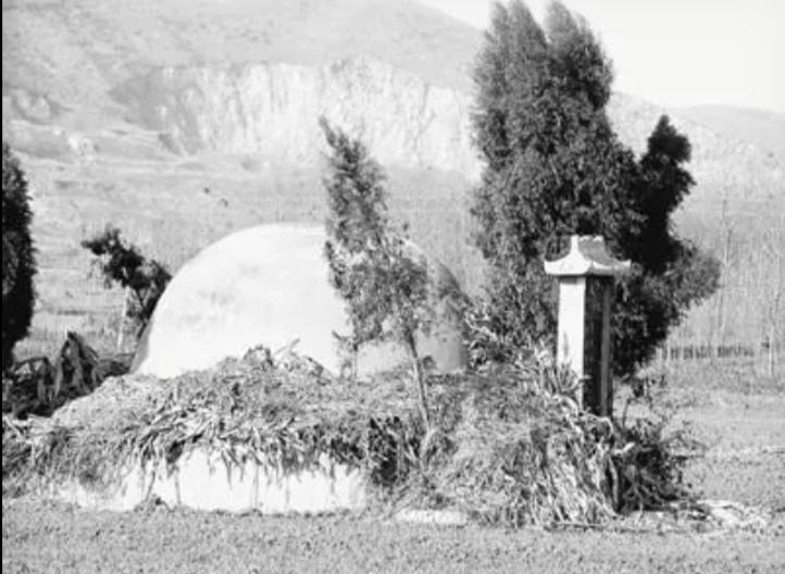 清明节临近，有不少人将自己的祖坟用水泥全部封闭起来，四周还用石头砌墙。坟墓周围扩