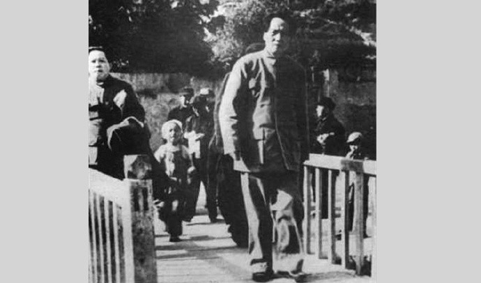 毛年谱1945年９月８日　下午四时，同周恩来在桂