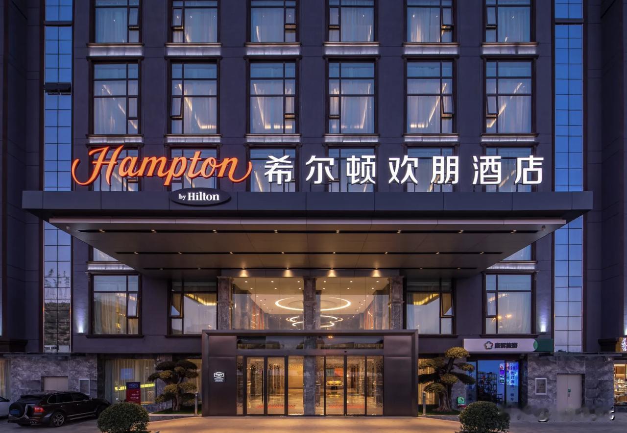 如今，酒店界兴起了“拼楼”玩法。在杭州萧山区的一栋高层大楼里，竟隐匿着十余家酒店