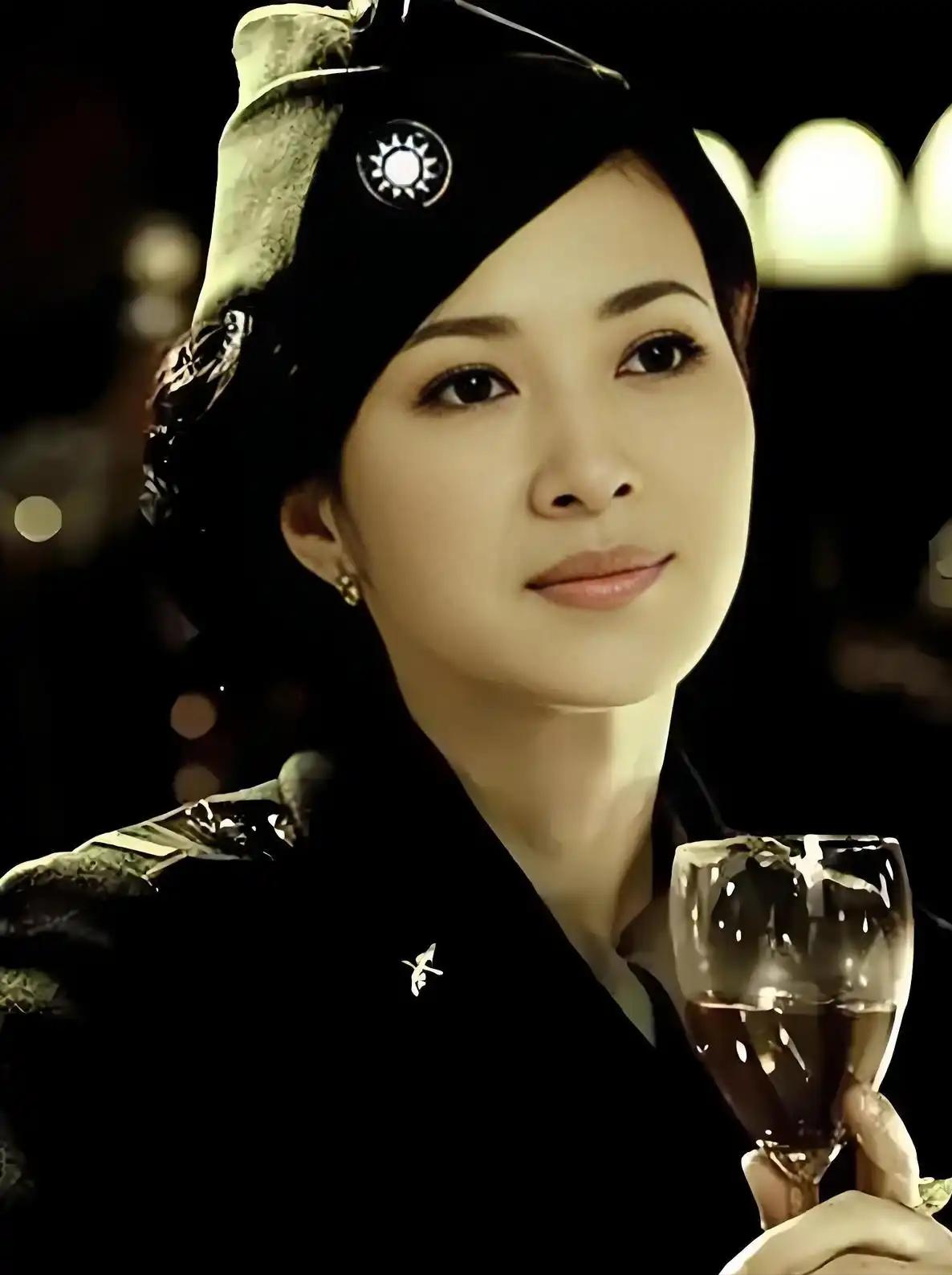 1935年，戴笠最得意的女学生向影心，正与日本海军武官贴身跳舞，日本人的手很自然