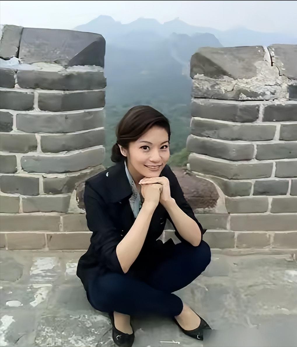 44岁孟盛楠，至今未婚！镜头前，她是央视晚会的明媚主持。镜头外，年近七旬的爸妈，