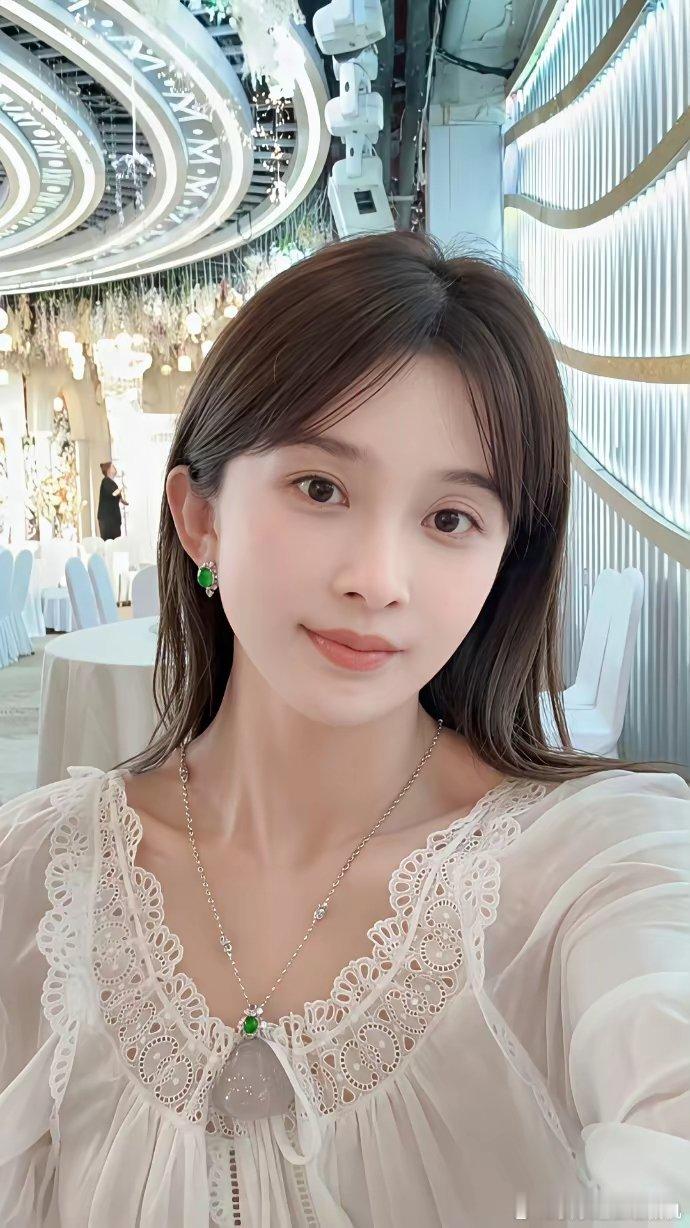 赵樱子太尴尬了。赵樱子说当年于正觉得她很适合演小龙女，没有演成这也是她的遗憾，没