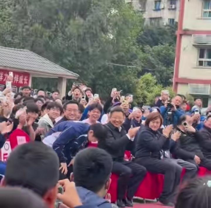 今天活动现场，当主持人喊到孙颖莎的名字，莎莎立刻起身、礼貌鞠躬，欢呼声瞬间炸场，