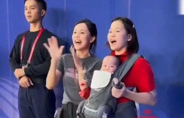 全红婵带娃很有一套，看她把孩子给孩子爸爸谢思埸时，还知道托着孩子的脑袋，然后慢慢