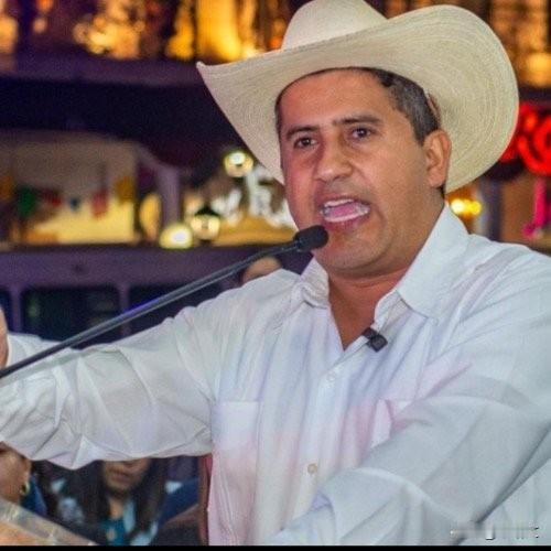 亡灵节枪响！墨西哥市长被轰6枪惨死，这地方暴力为啥刹不住？刚刷着这新闻，后