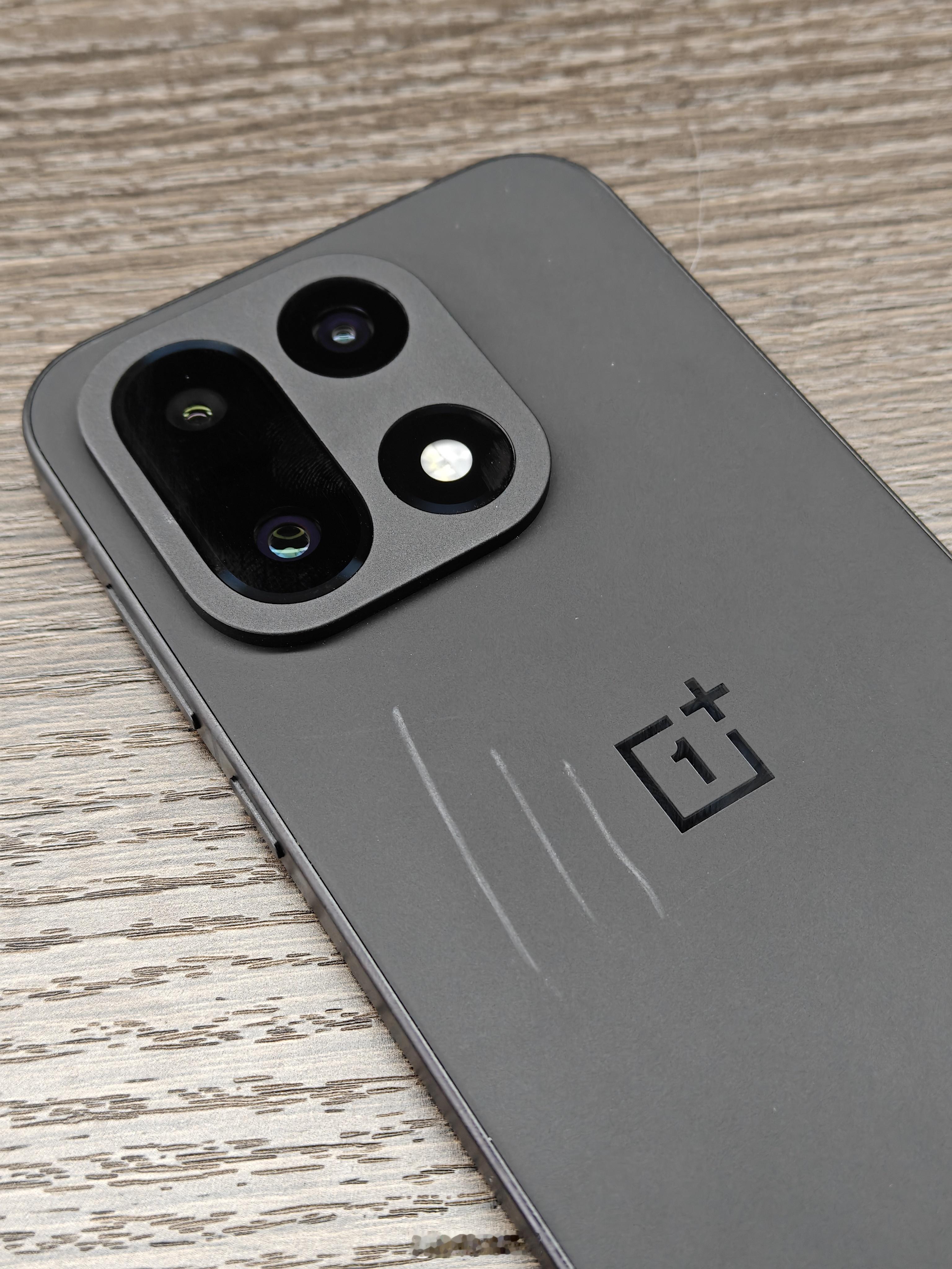 一加15这个黑色很有意思，官方叫他丝绸玻璃，如果你在裸机使用中发现了小白线，不用