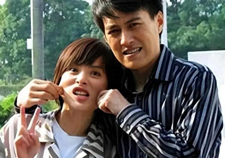 靳东力排众议娶二婚影后李佳，相守十五年把妻子宠成心安模样谁能想到当年靳东不顾父