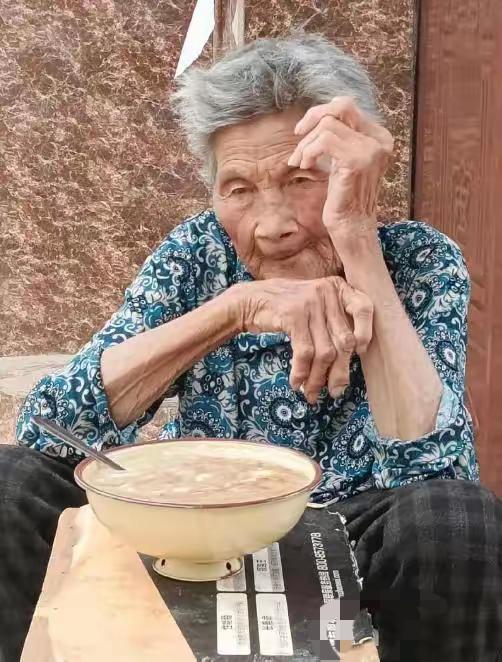 儿子与76岁母亲相处42年，不知道母亲在外地有房查银行卡发现真相银行卡里的秘